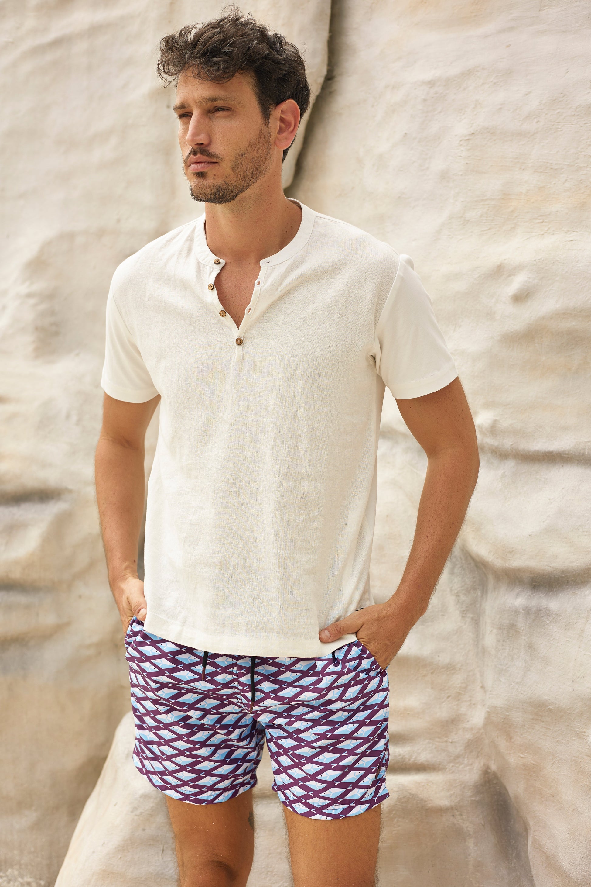 Hombre disfrutando en la playa con la pantaloneta Scala PLAIA