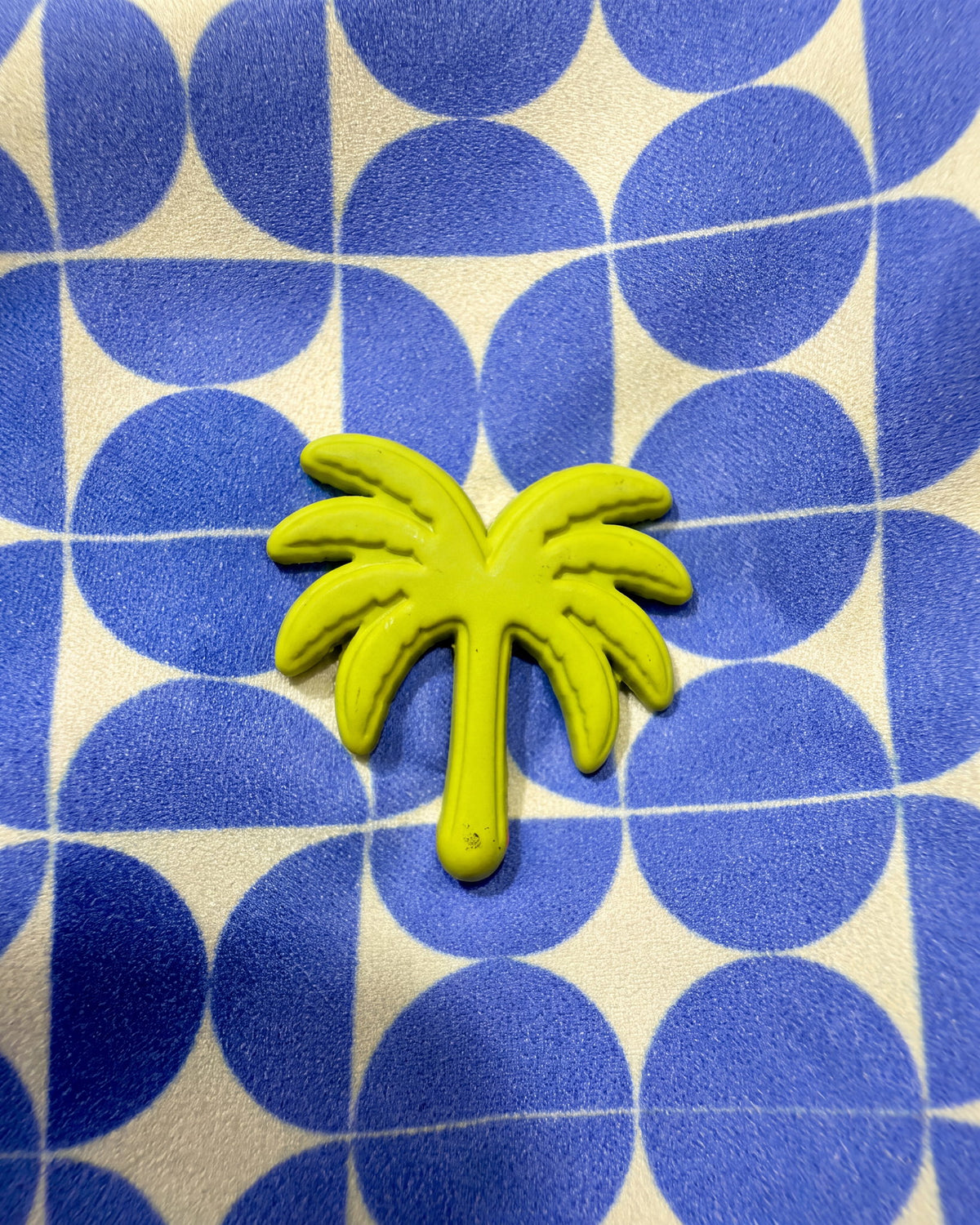 Aplique metálico de palmera en la pantaloneta de baño niño LOS ROQUES