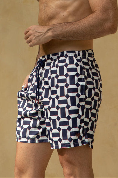 Pantaloneta Milos PLAIA en uso, ideal para playa y piscina