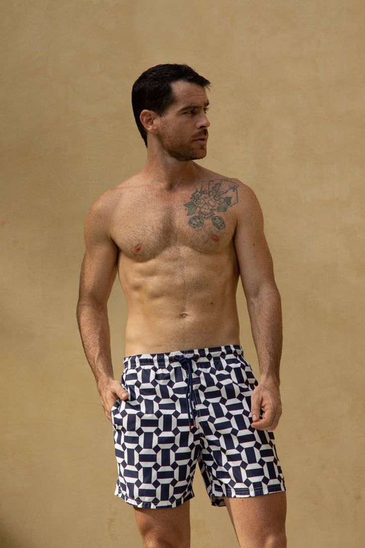 Pantaloneta de baño Milos PLAIA, patrón geométrico azul y blanco