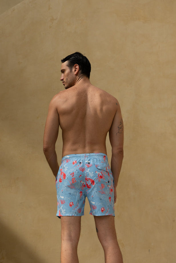 Detalle del estampado de corales y elementos marinos en la pantaloneta Creta