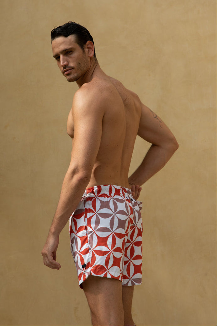Pantaloneta NISSI PLAIA con pretina elástica y cordón ajustable para un ajuste perfecto.