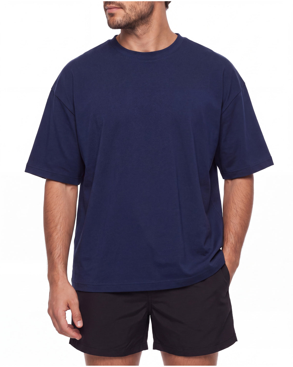 Torso de hombre con camiseta KAI azul marino de corte holgado y manga corta
