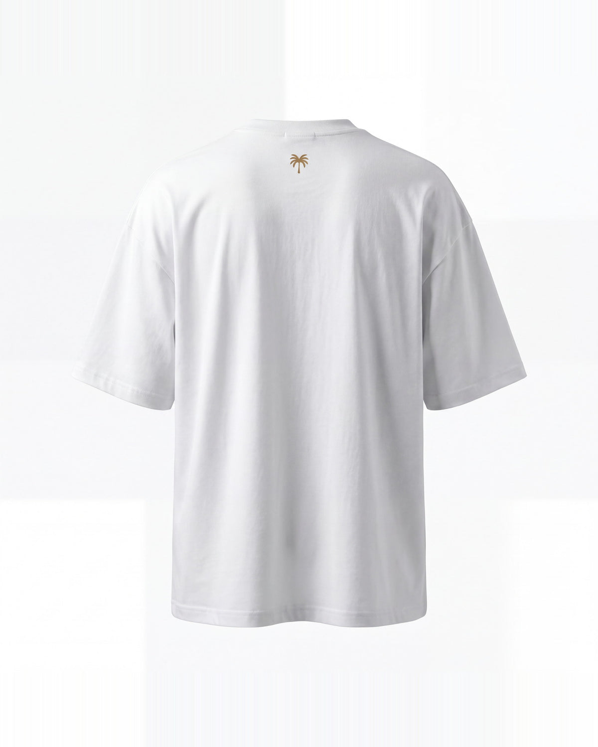 Espalda de la camiseta KAI blanco con la palmera dorada bajo el cuello