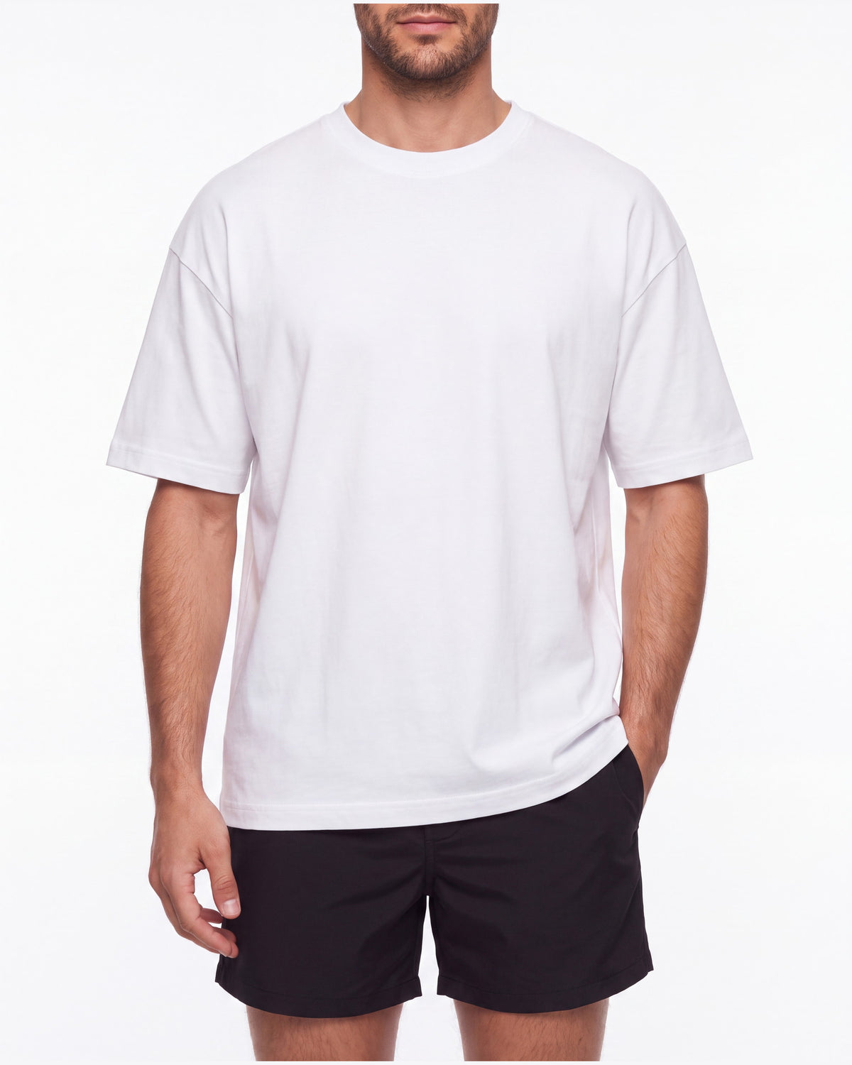 Torso de hombre con camiseta KAI blanco de corte holgado y manga corta