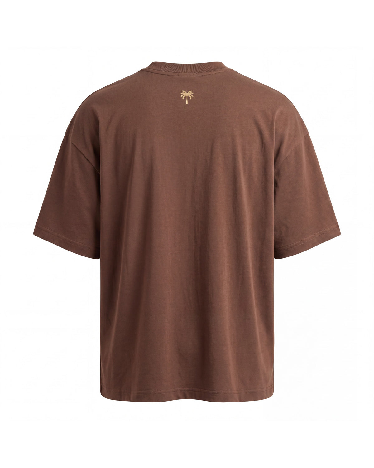 Espalda de la camiseta KAI café con la palmera dorada bajo el cuello