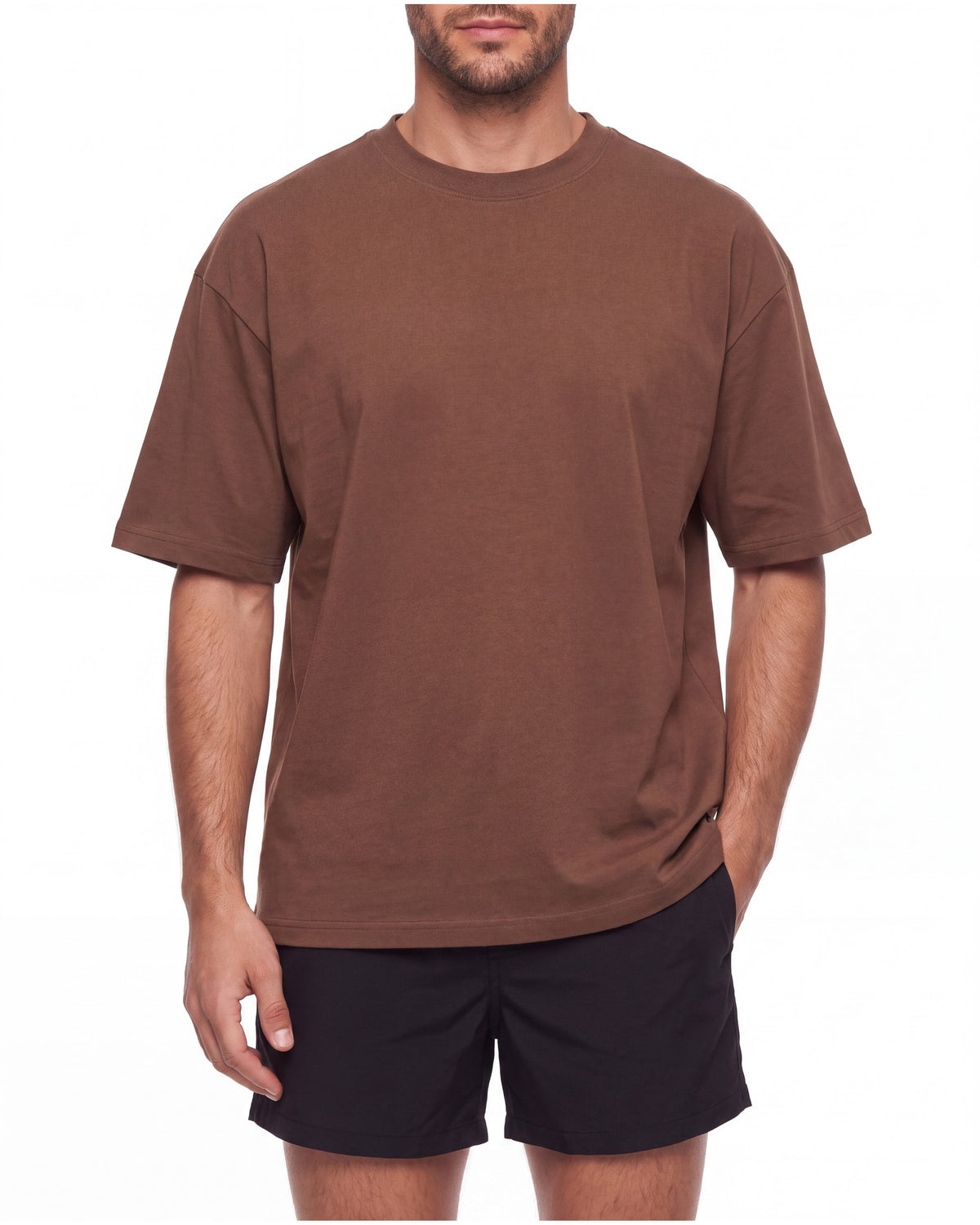Torso de hombre con camiseta KAI café de corte holgado y manga corta