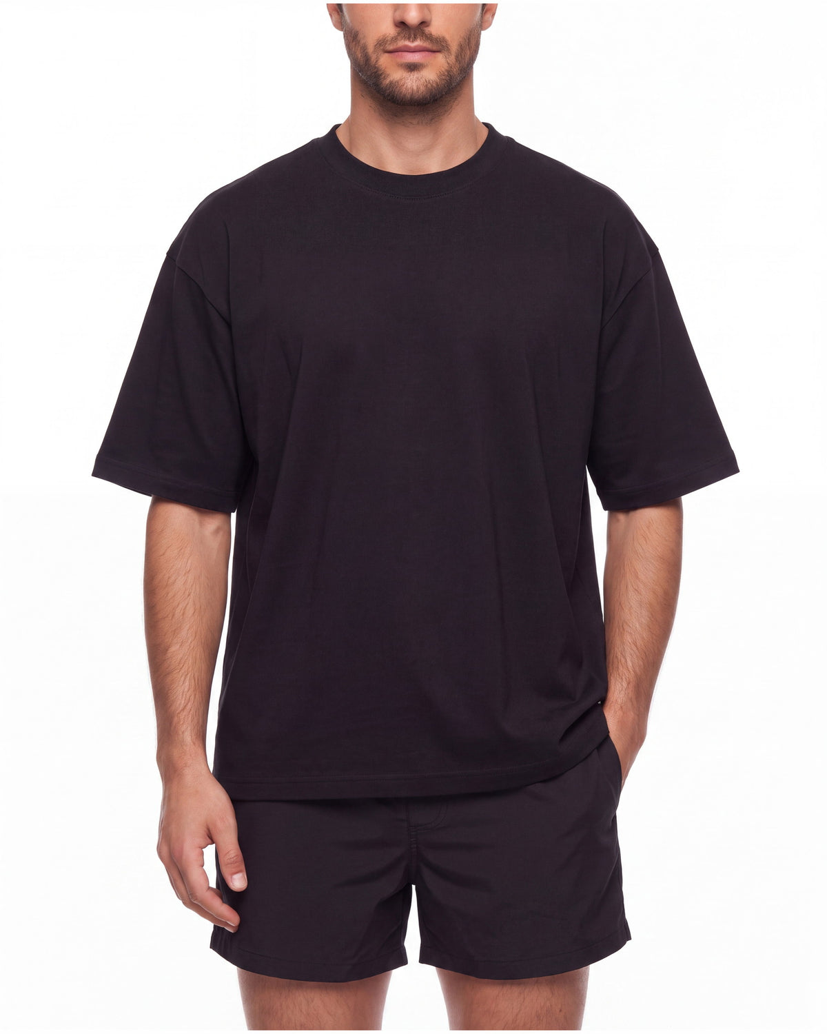 Torso de hombre con camiseta KAI negro de corte holgado y manga corta