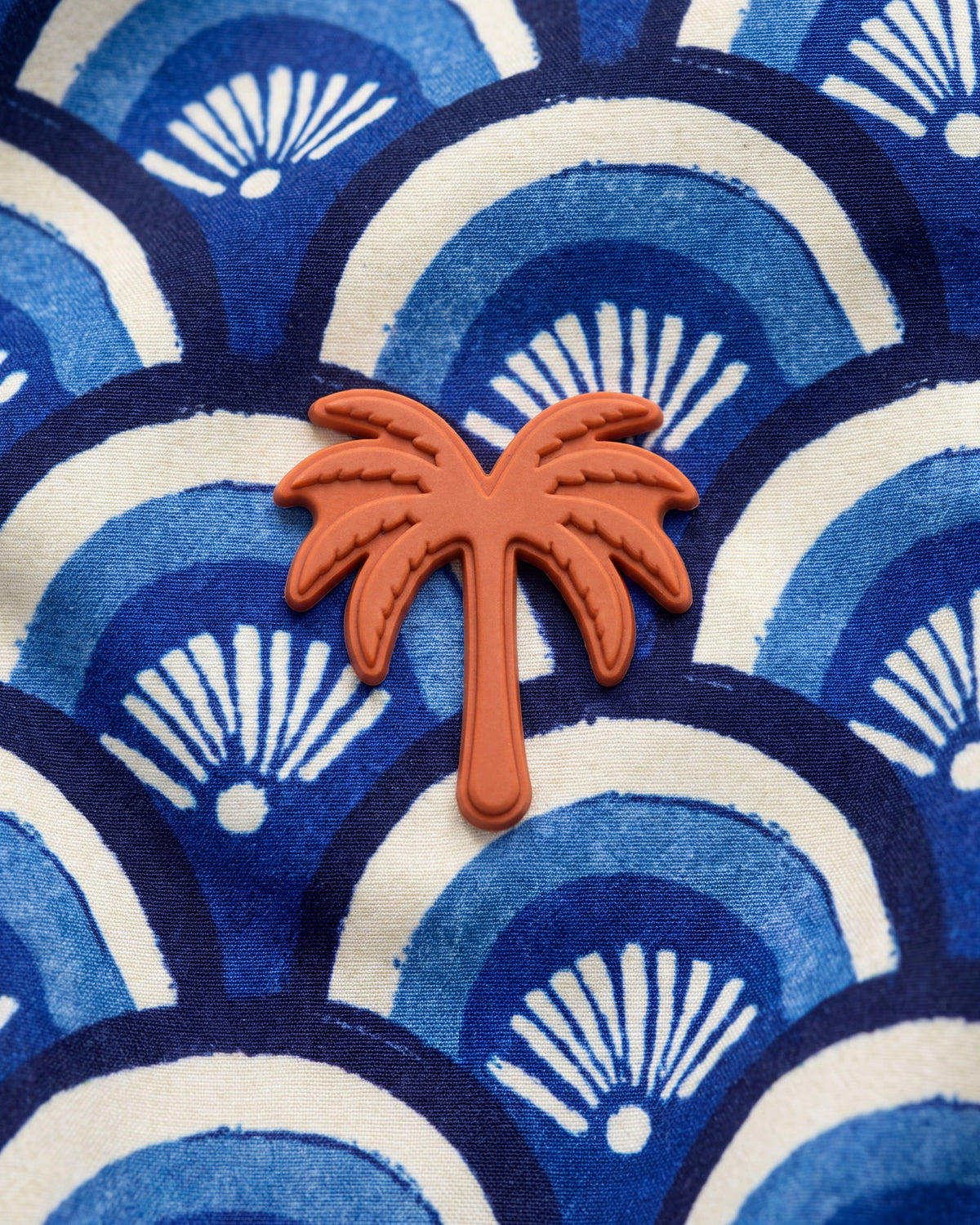 Aplique metálico de palmera en la pantaloneta de baño BONDI