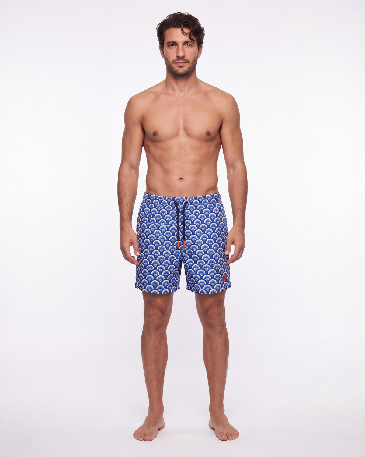 Hombre con pantaloneta de baño BONDI azul con estampado de olas japonesas, de frente