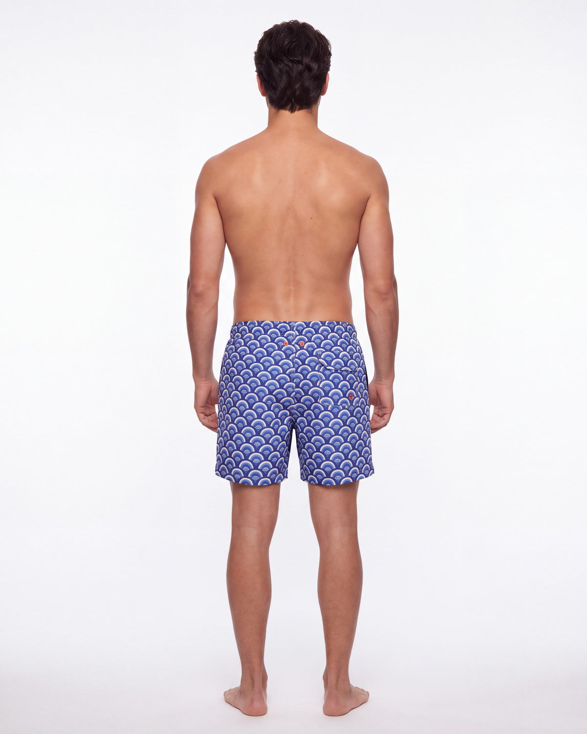 Hombre con pantaloneta de baño BONDI azul con estampado de olas japonesas, de espaldas
