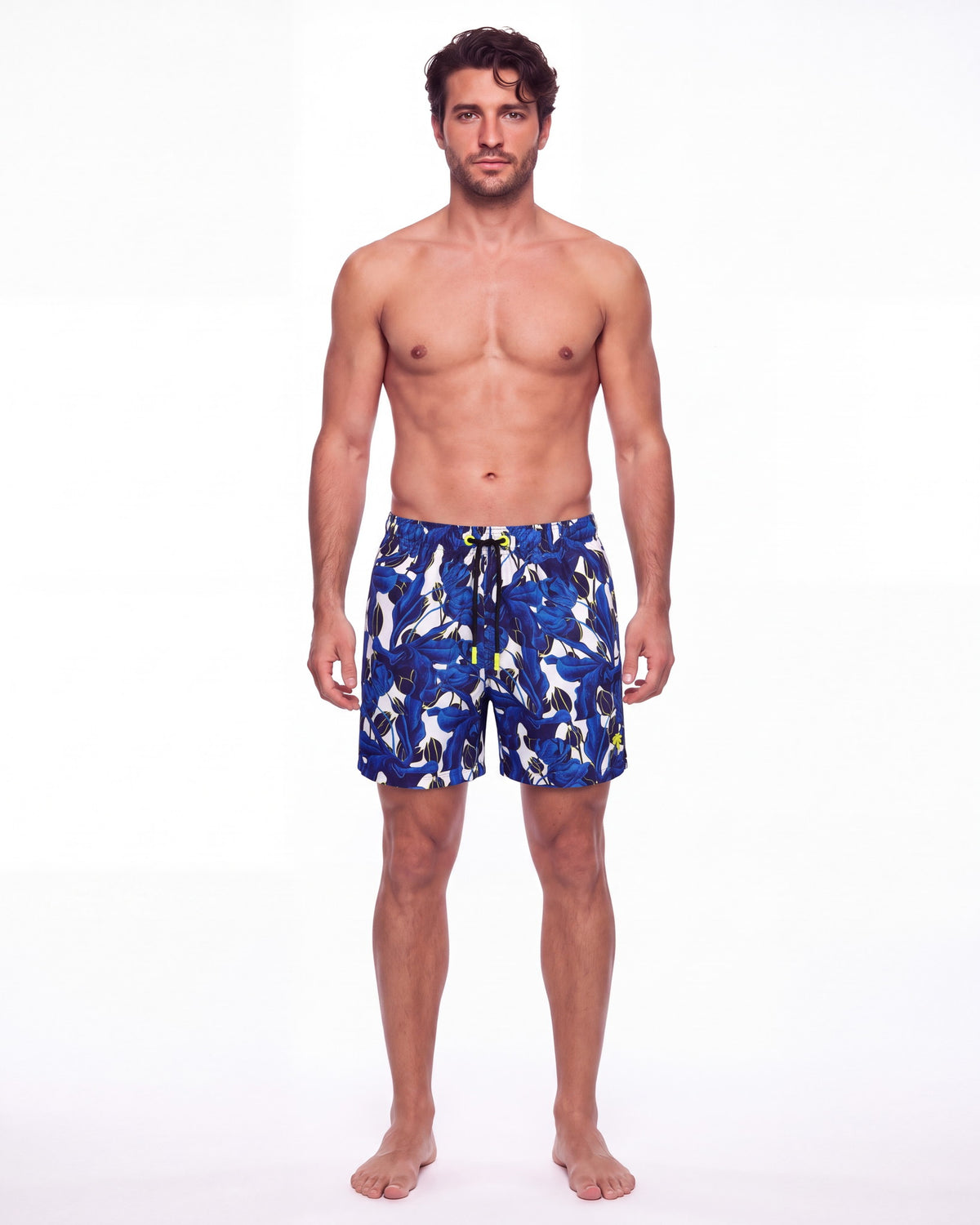 Hombre con pantaloneta de baño BORA BORA blanca con estampado tropical azul, de frente