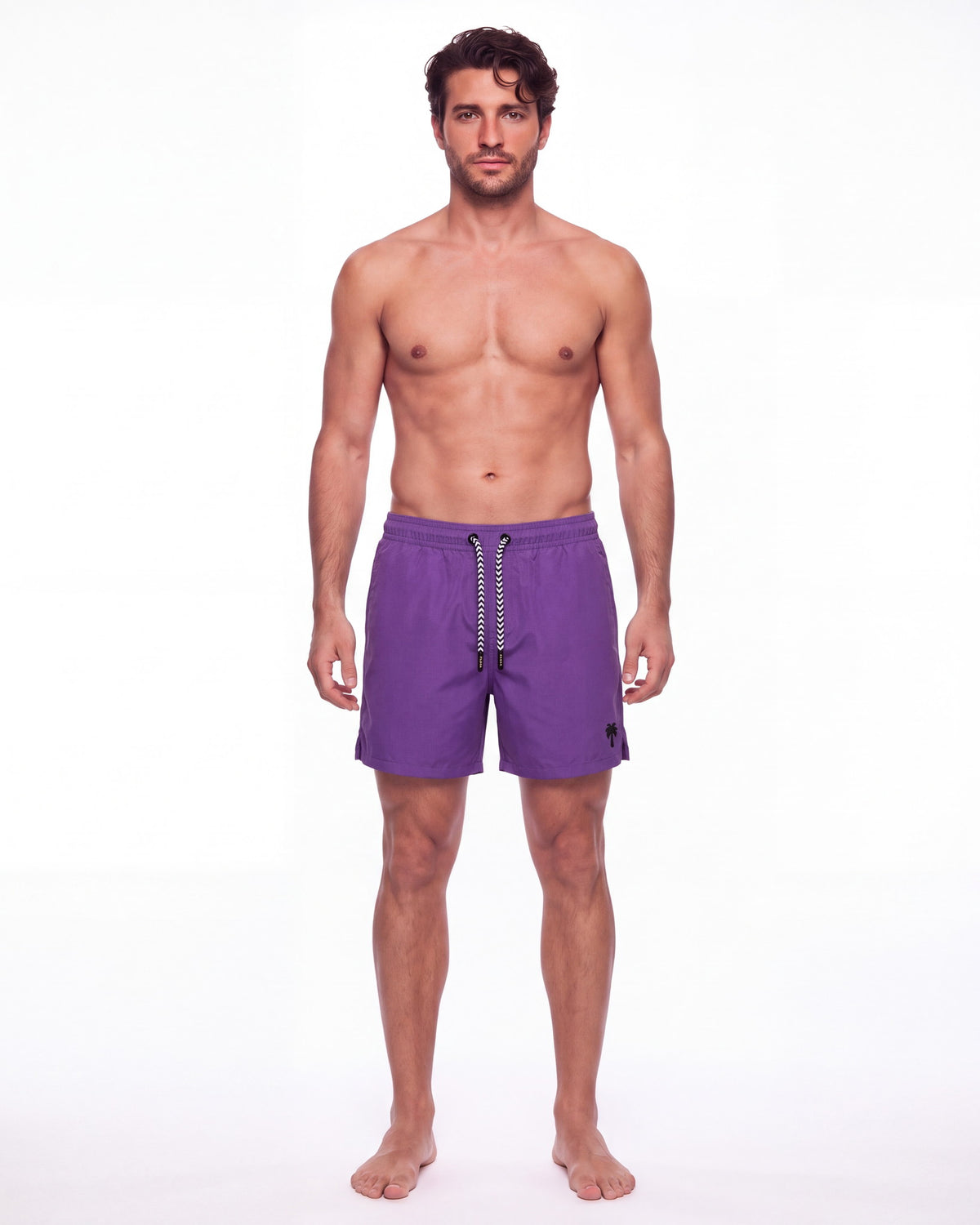 Hombre con pantaloneta de baño CALI violeta lisa, de frente