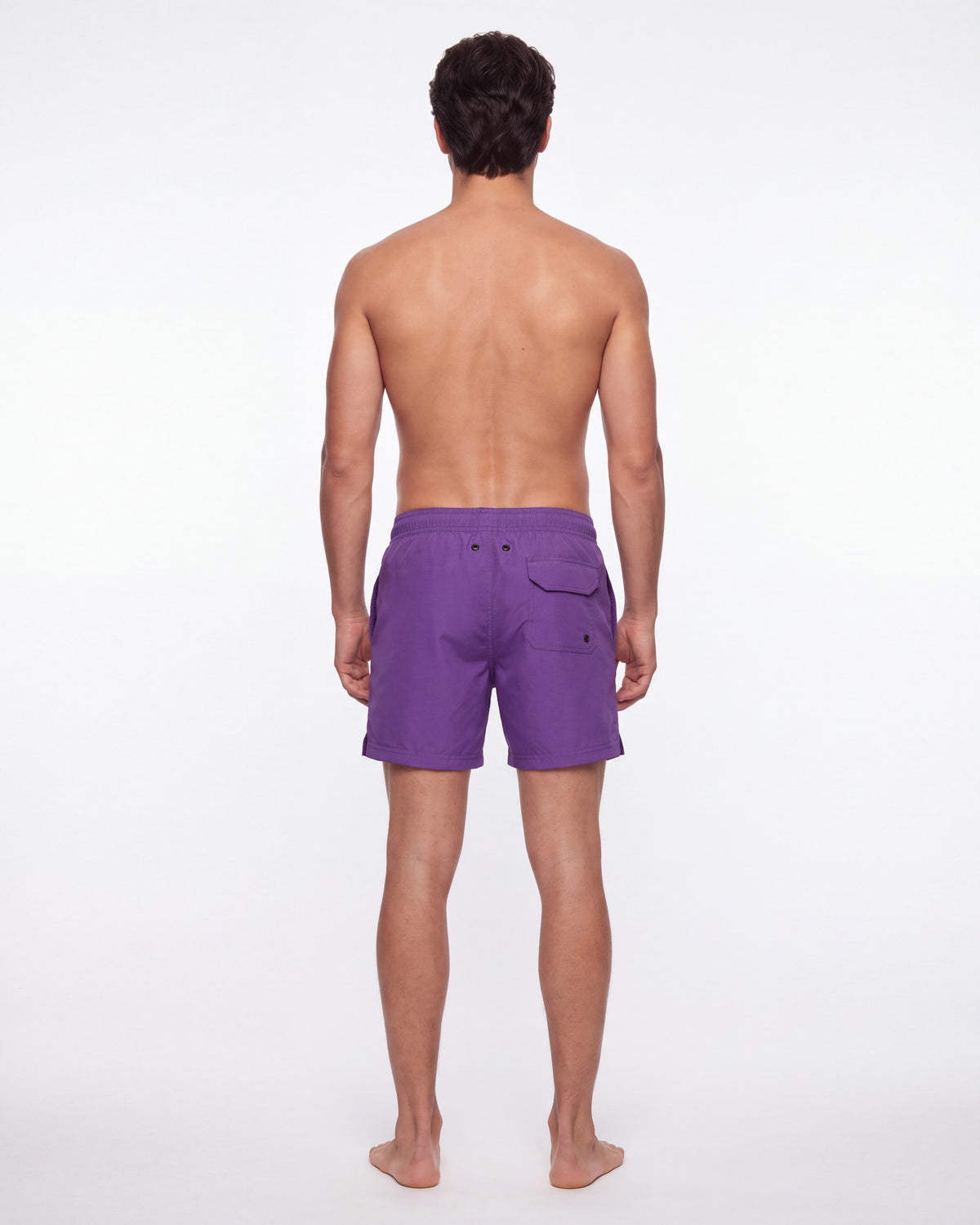 Hombre con pantaloneta de baño CALI violeta lisa, de espaldas