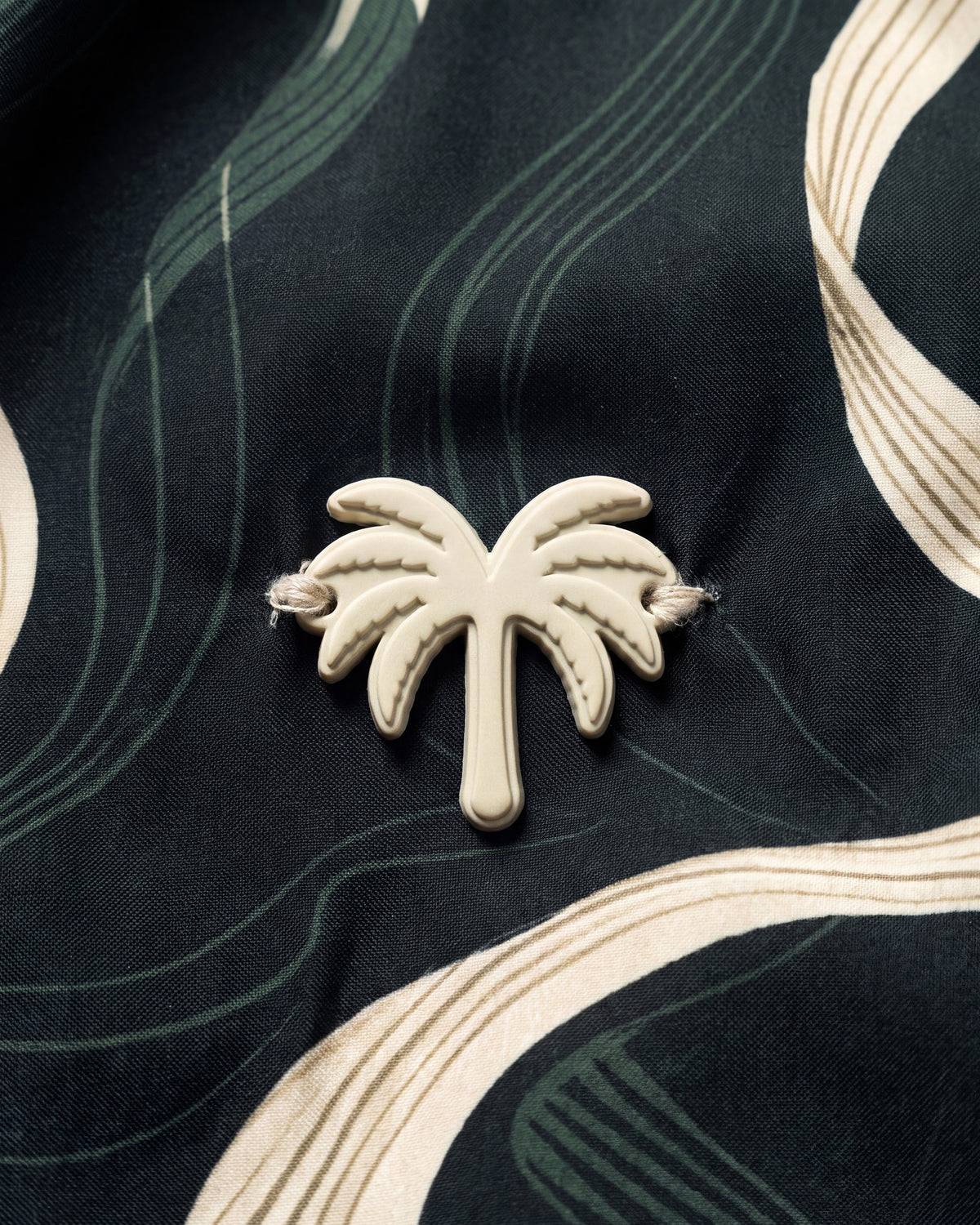 Aplique metálico de palmera en la pantaloneta de baño COPACABANA