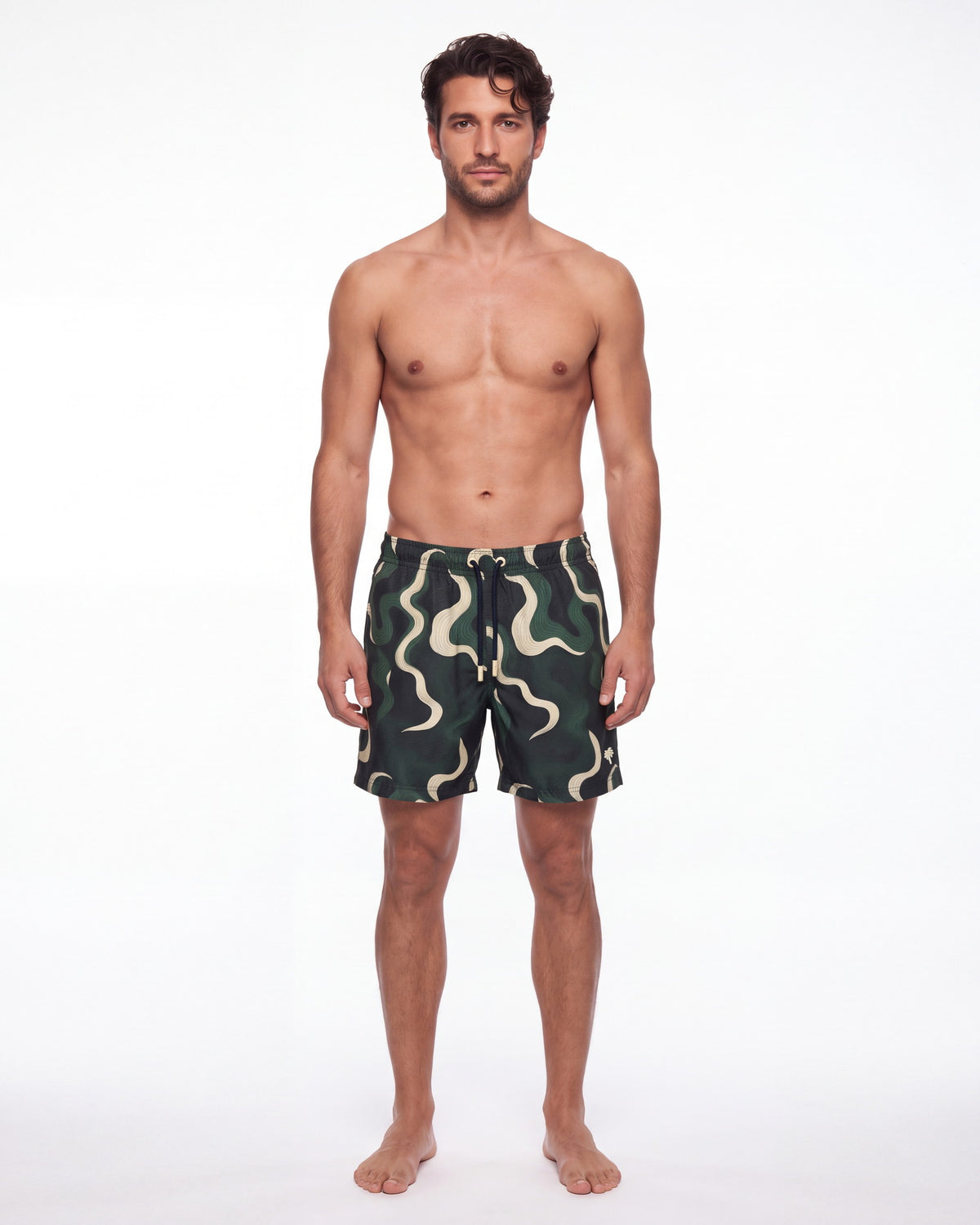 Hombre con pantaloneta de baño COPACABANA verde bosque con ondas crema, de frente
