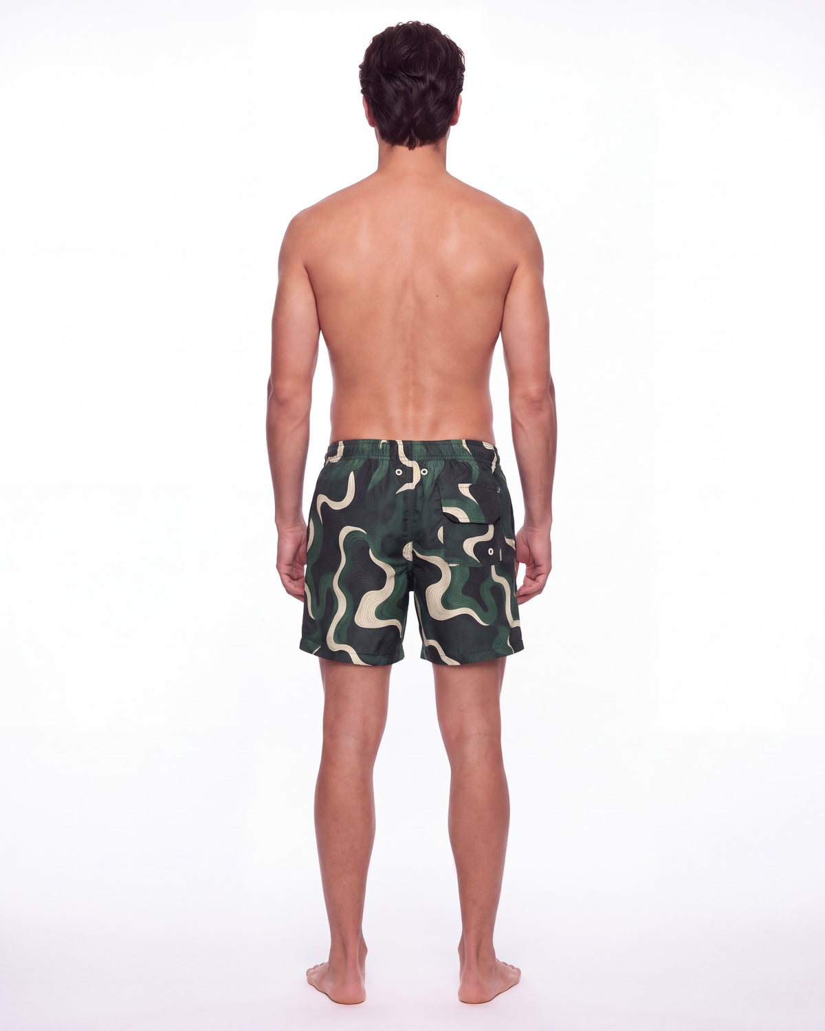 Hombre con pantaloneta de baño COPACABANA verde bosque con ondas crema, de espaldas