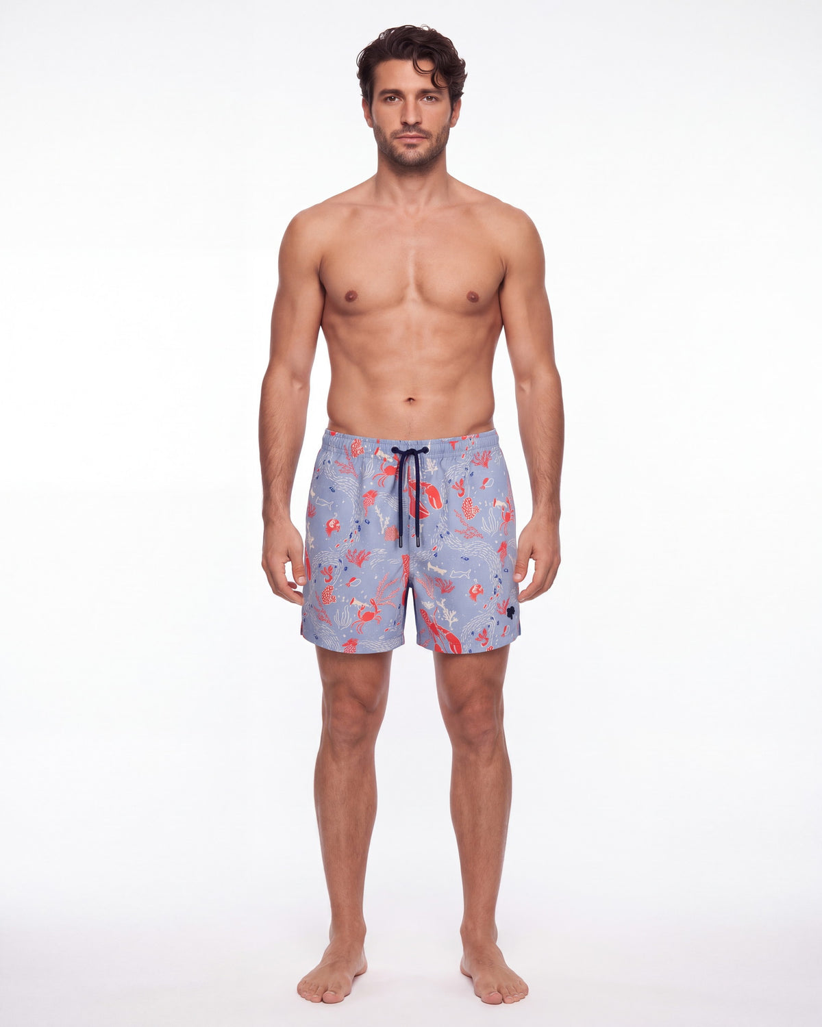 Hombre con pantaloneta de baño CRETA azul cielo con motivos marinos coral, de frente