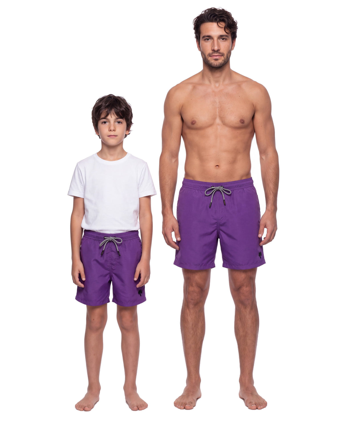 Niño y hombre con la misma pantaloneta CALI, de frente sobre fondo blanco