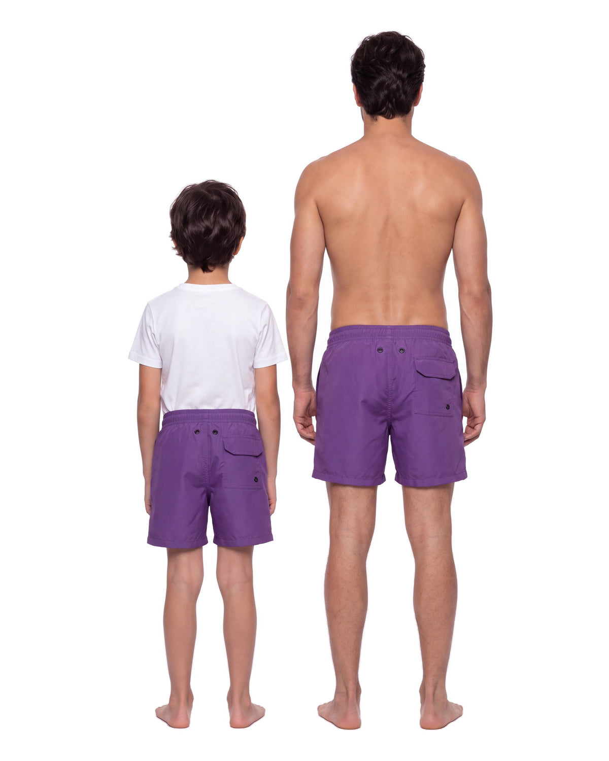 Niño y hombre con la misma pantaloneta CALI, de espaldas sobre fondo blanco