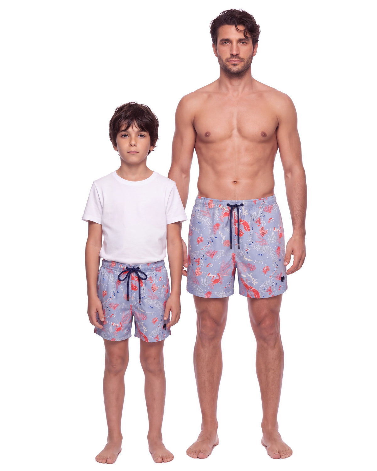 Niño y hombre con la misma pantaloneta CRETA, de frente sobre fondo blanco