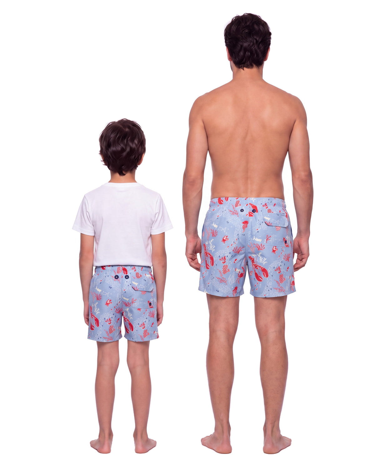 Niño y hombre con la misma pantaloneta CRETA, de espaldas sobre fondo blanco