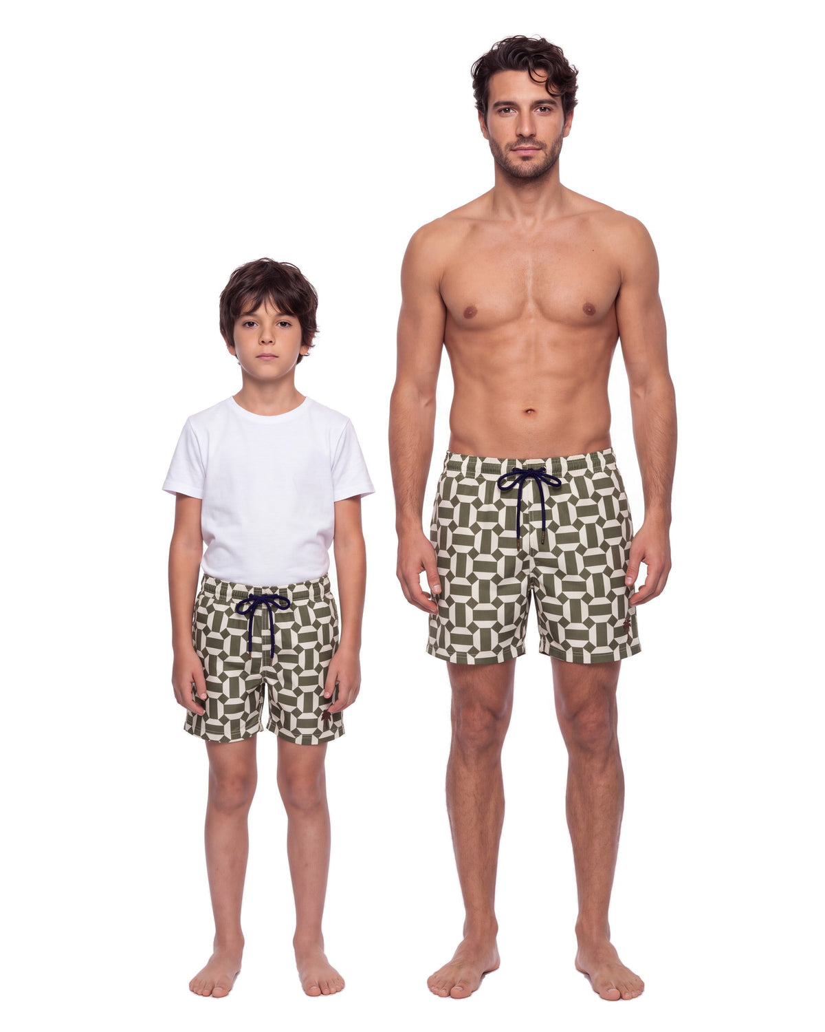 Niño y hombre con la misma pantaloneta IBIZA, de frente sobre fondo blanco