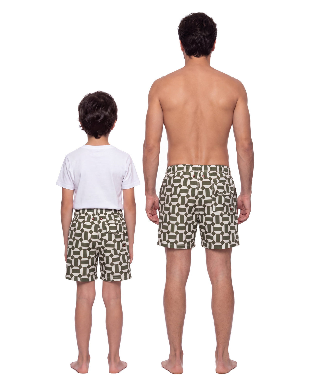 Niño y hombre con la misma pantaloneta IBIZA, de espaldas sobre fondo blanco