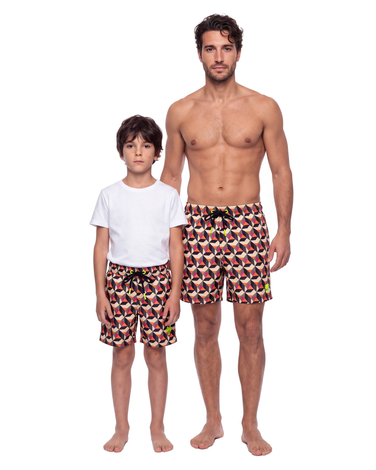 Niño y hombre con la misma pantaloneta LOS CABOS, de frente sobre fondo blanco