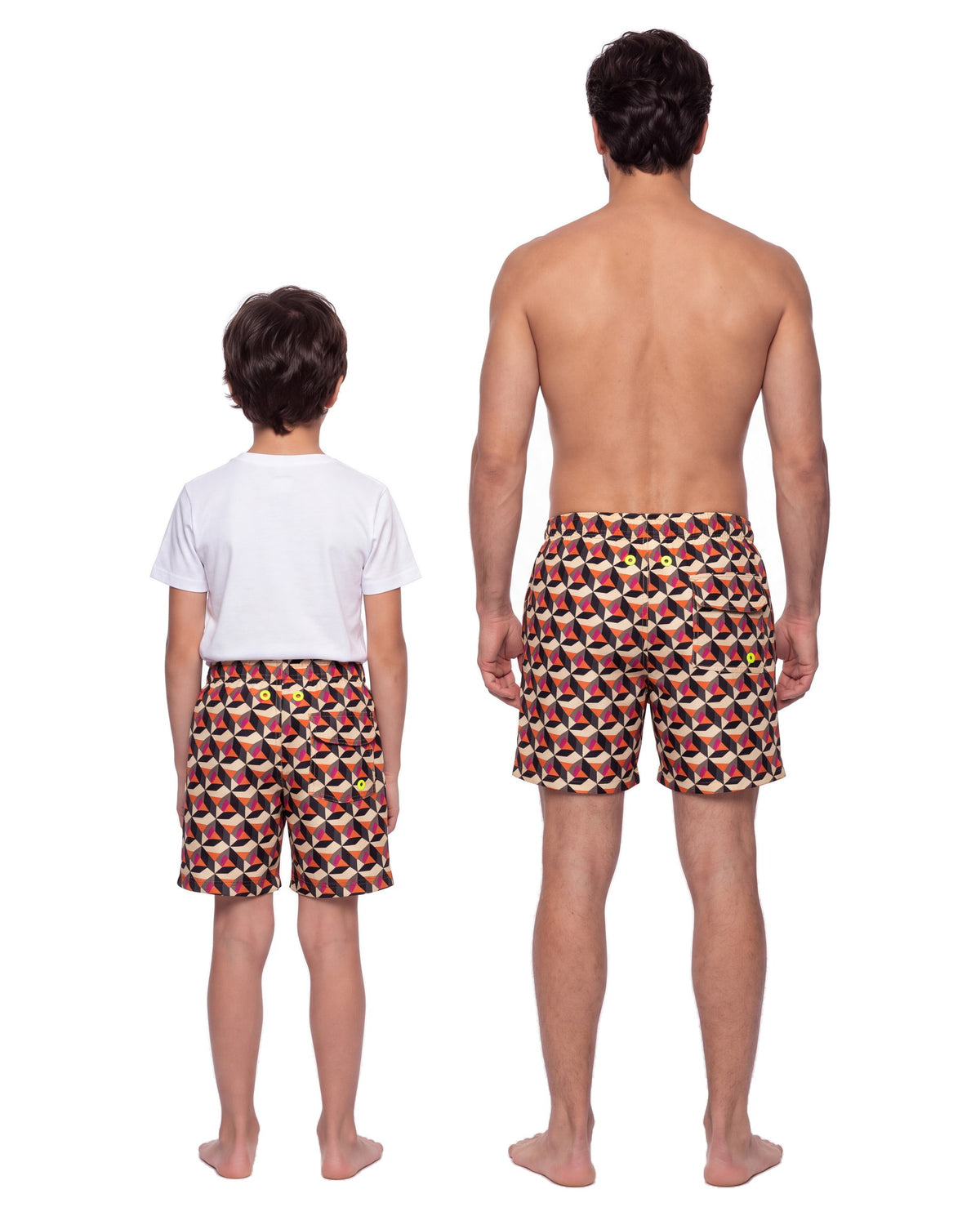 Niño y hombre con la misma pantaloneta LOS CABOS, de espaldas sobre fondo blanco