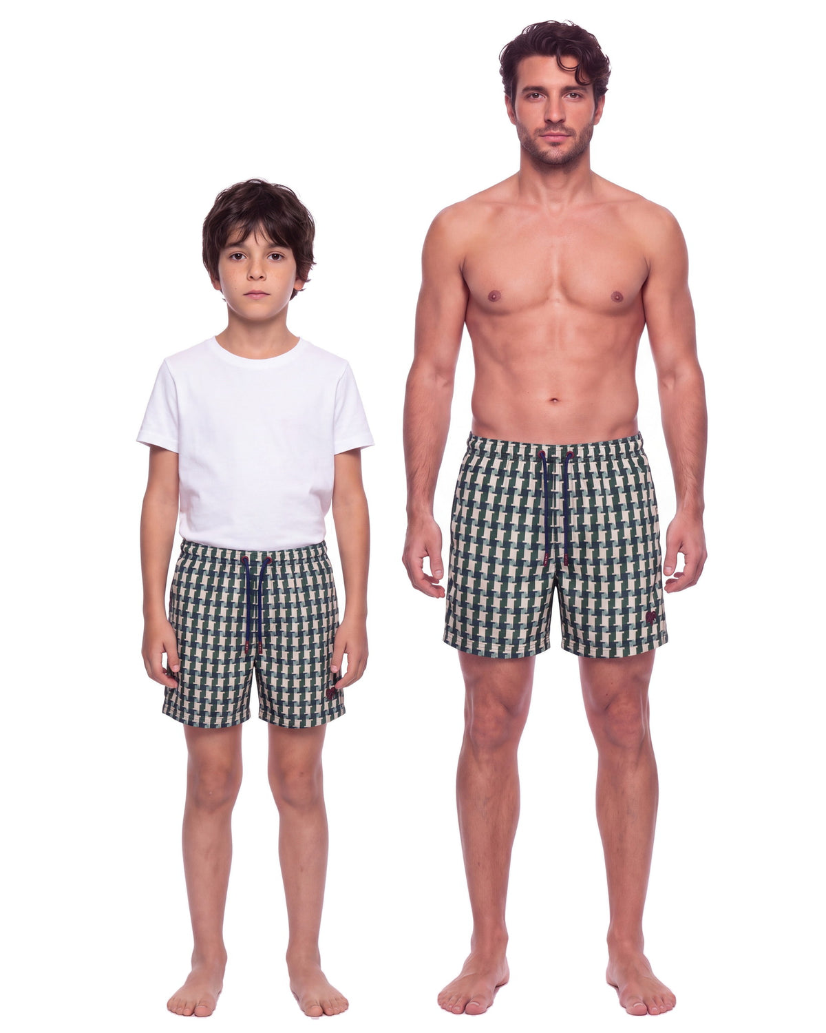 Niño y hombre con la misma pantaloneta MACARELA, de frente sobre fondo blanco