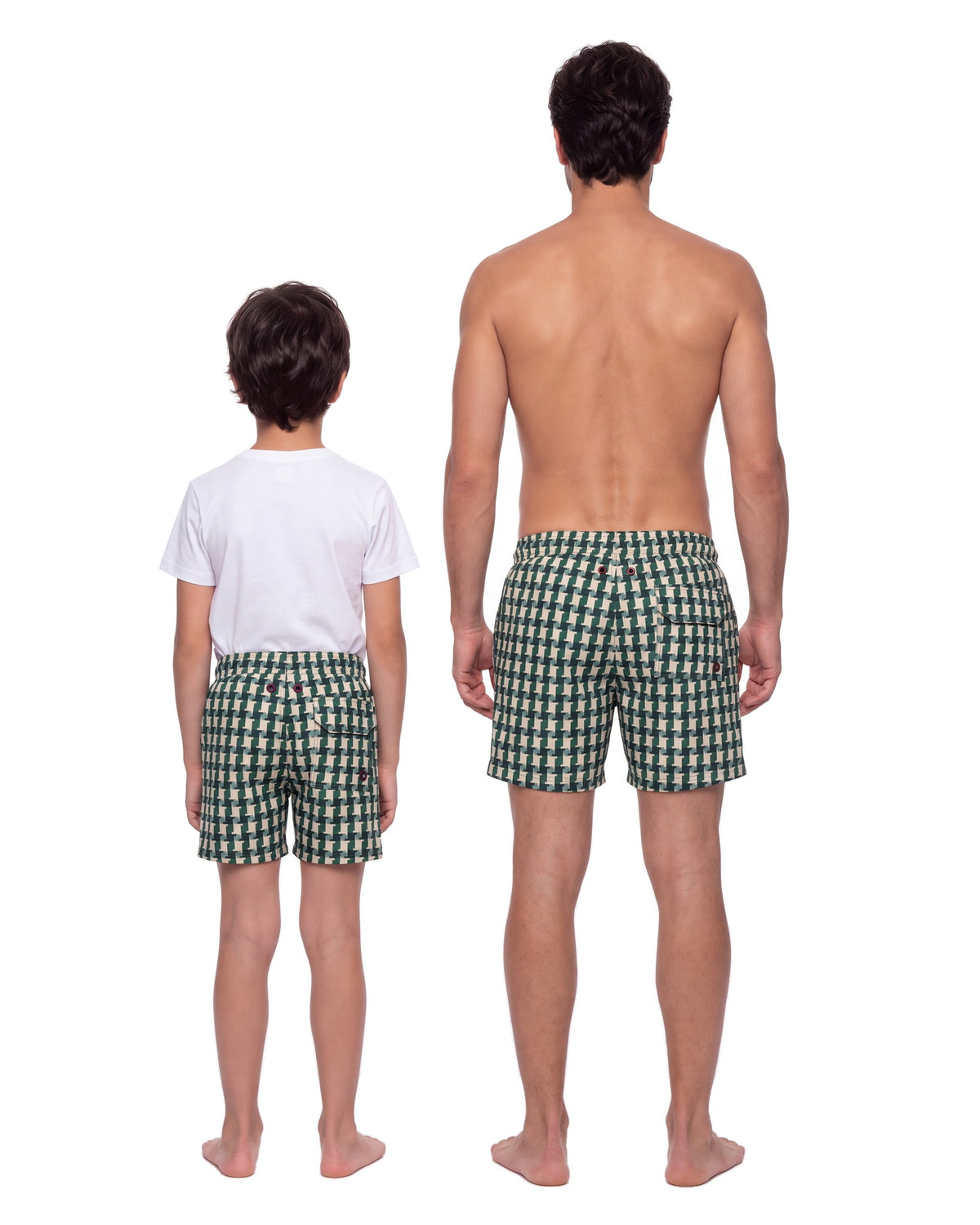 Niño y hombre con la misma pantaloneta MACARELA, de espaldas sobre fondo blanco