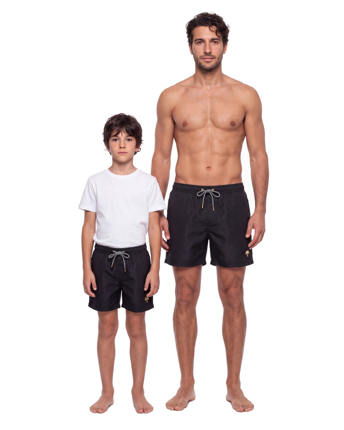 Niño y hombre con la misma pantaloneta MAUI, de frente sobre fondo blanco