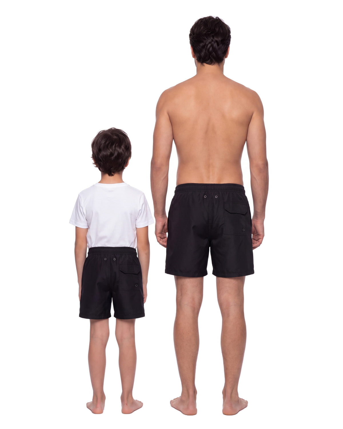 Niño y hombre con la misma pantaloneta MAUI, de espaldas sobre fondo blanco