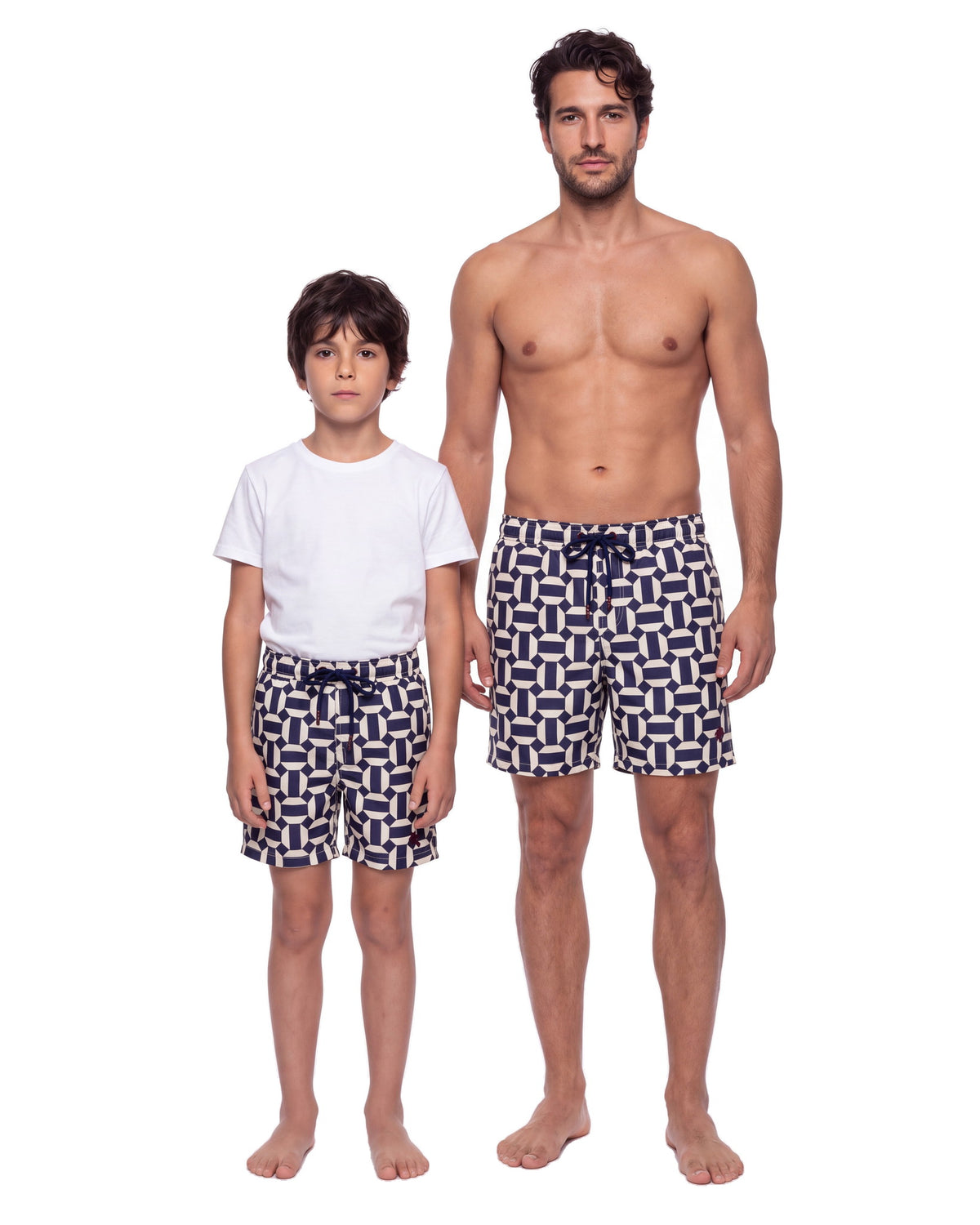 Niño y hombre con la misma pantaloneta MILOS, de frente sobre fondo blanco