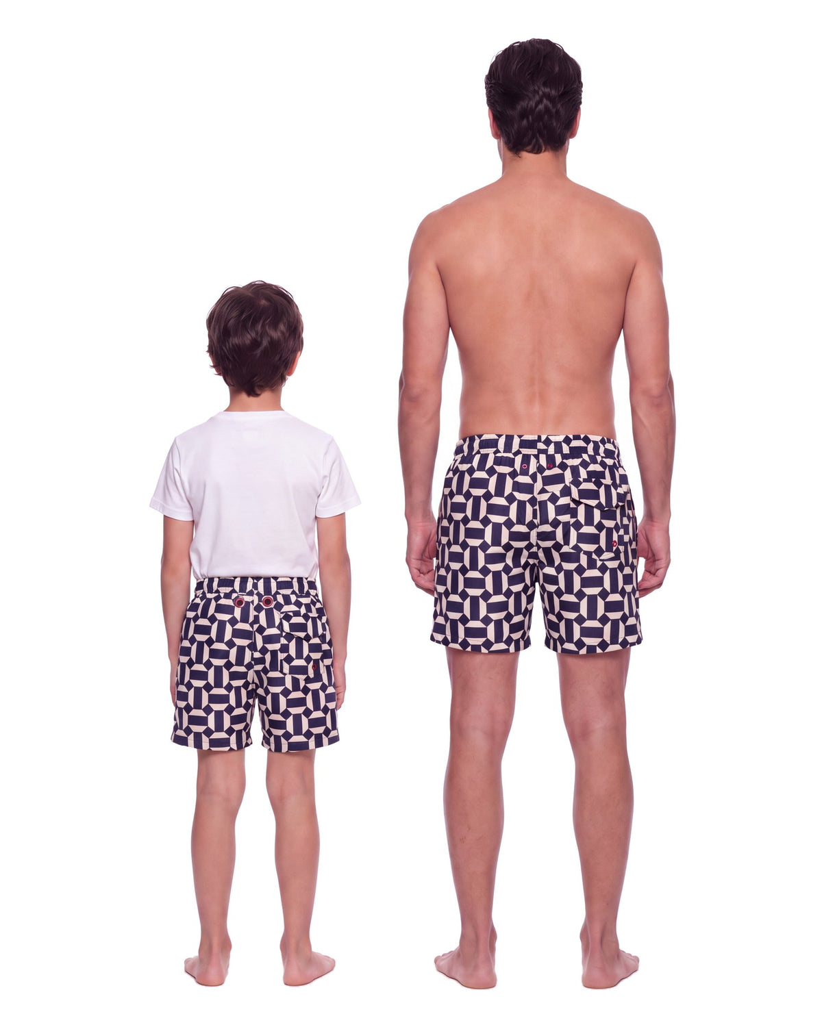 Niño y hombre con la misma pantaloneta MILOS, de espaldas sobre fondo blanco