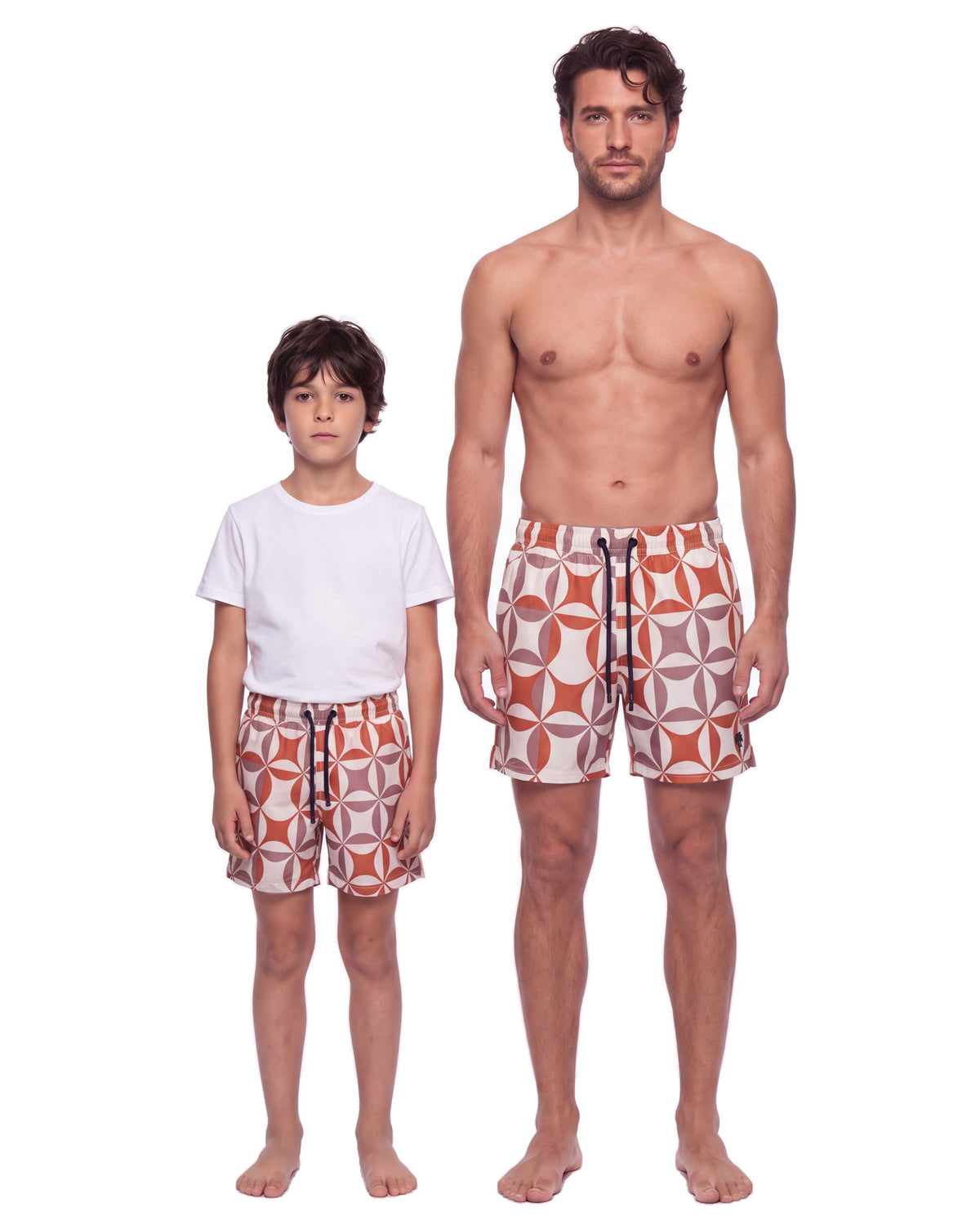 Niño y hombre con la misma pantaloneta NISSI, de frente sobre fondo blanco