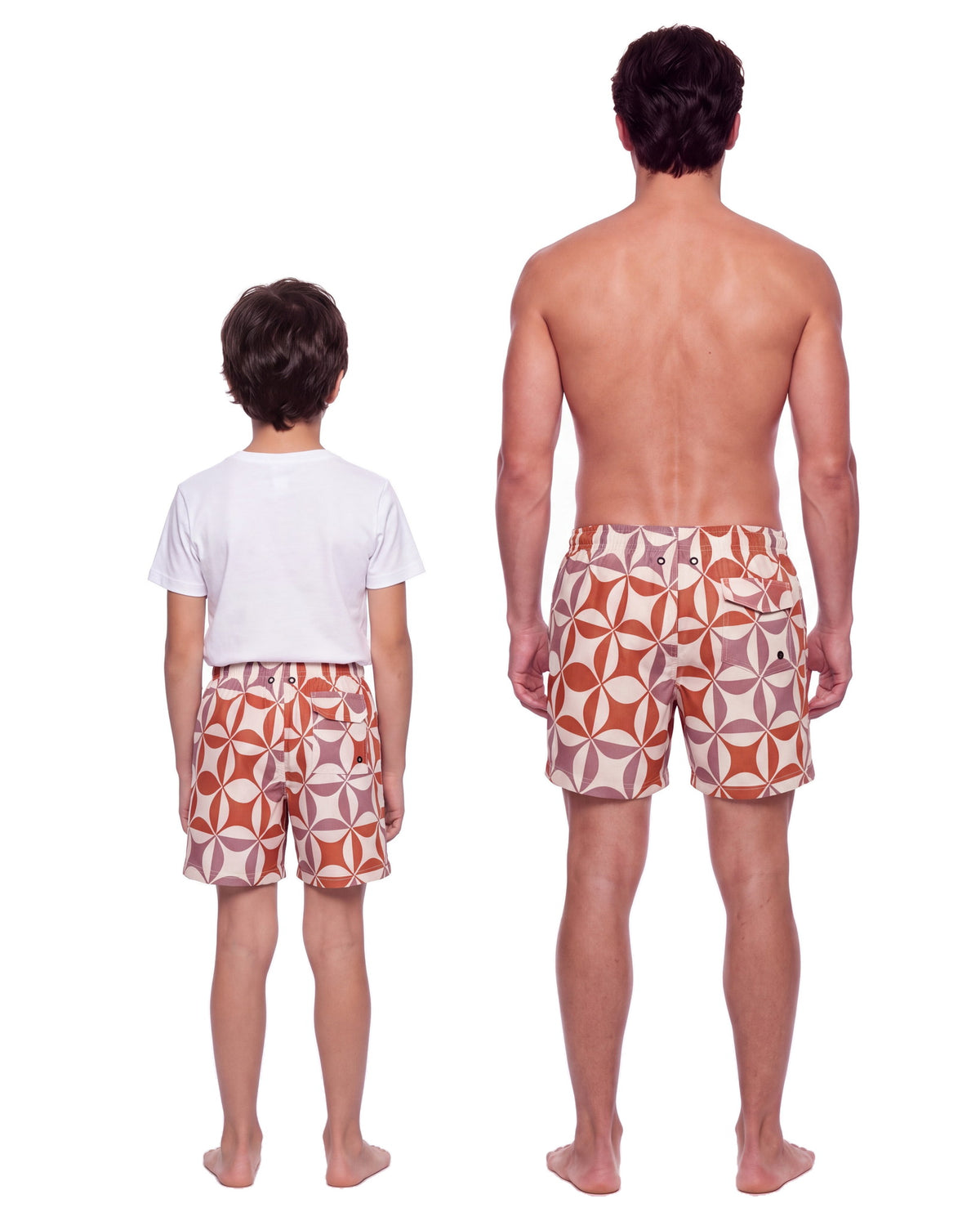 Niño y hombre con la misma pantaloneta NISSI, de espaldas sobre fondo blanco