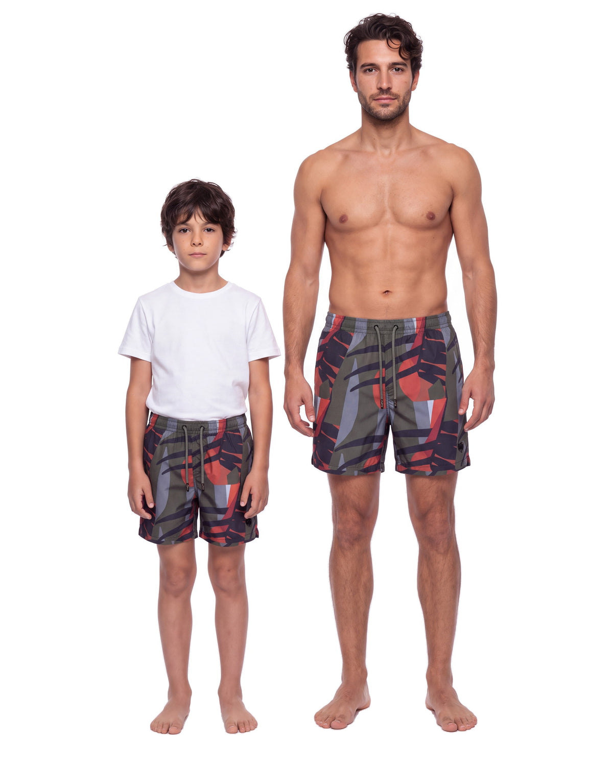 Niño y hombre con la misma pantaloneta OIA, de frente sobre fondo blanco