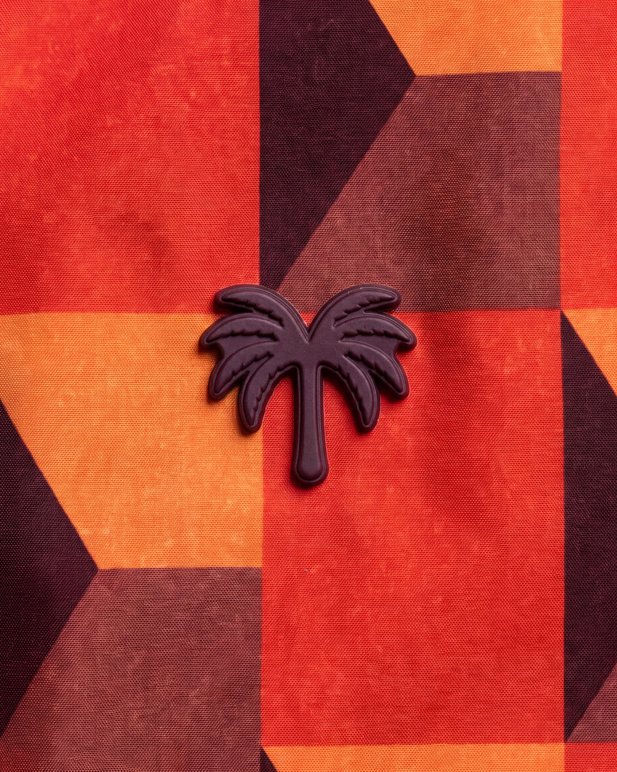 Aplique metálico de palmera en la pantaloneta de baño FALCON