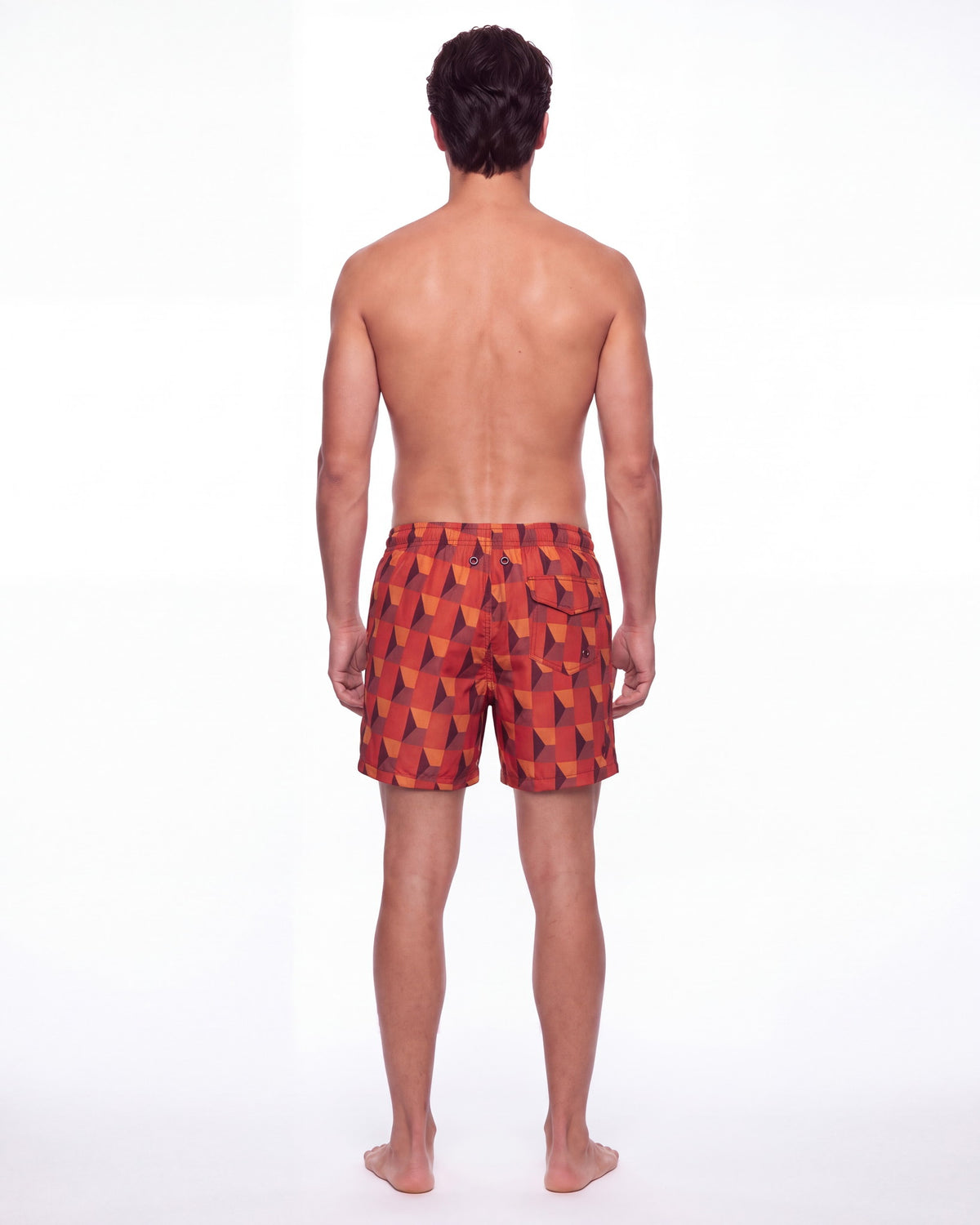 Hombre con pantaloneta de baño FALCON rojo coral con triángulos geométricos, de espaldas