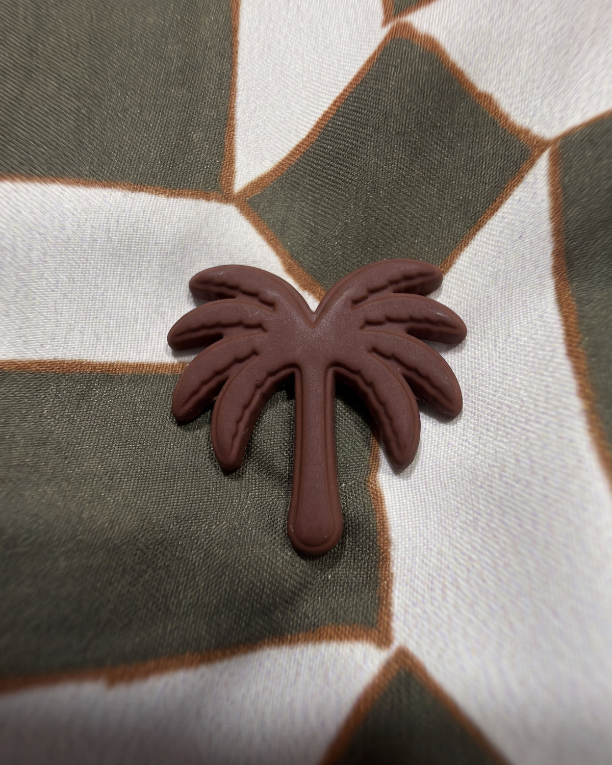 Aplique metálico de palmera en la pantaloneta de baño IBIZA