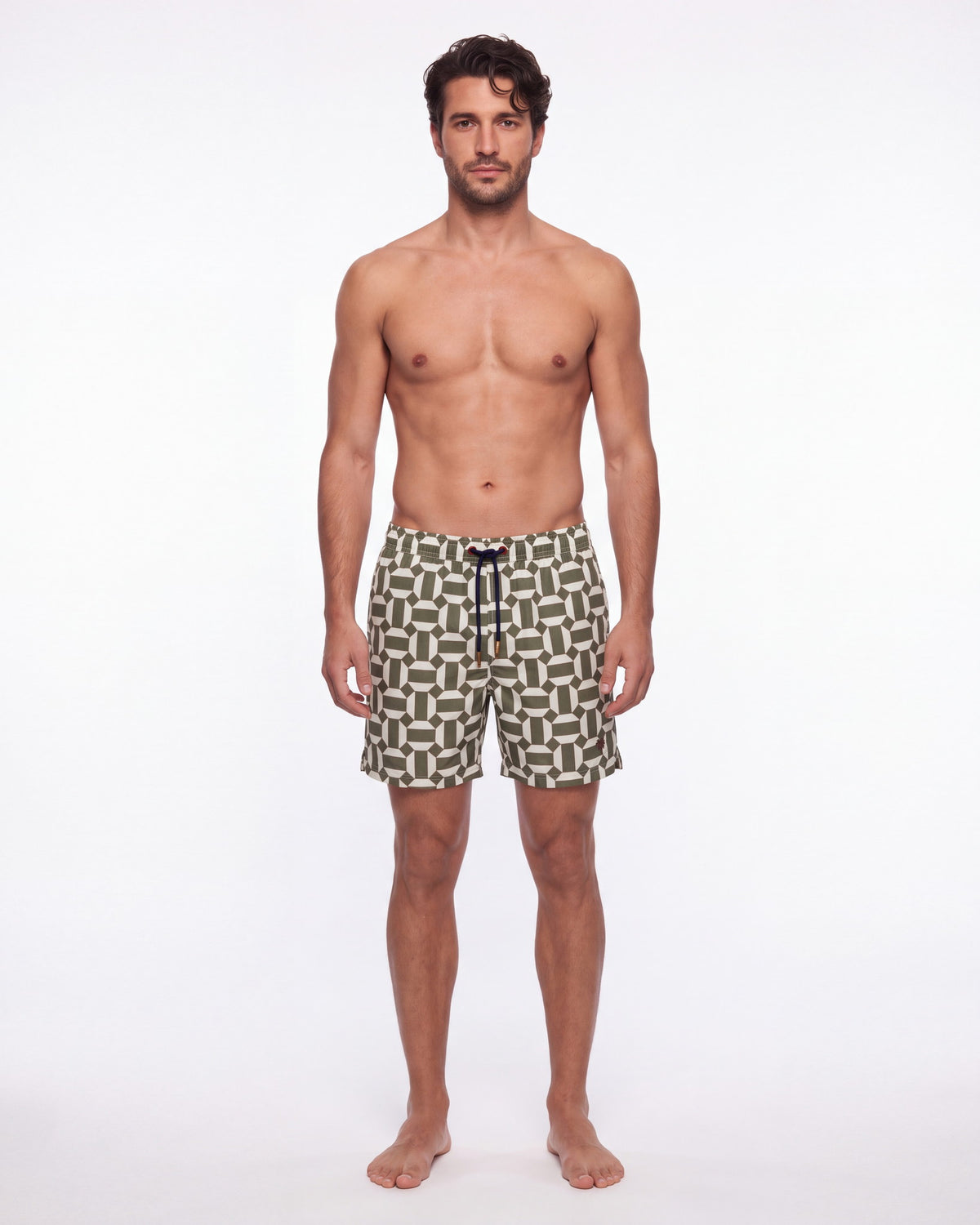 Hombre con pantaloneta de baño IBIZA verde oliva con teselas entrelazadas, de frente