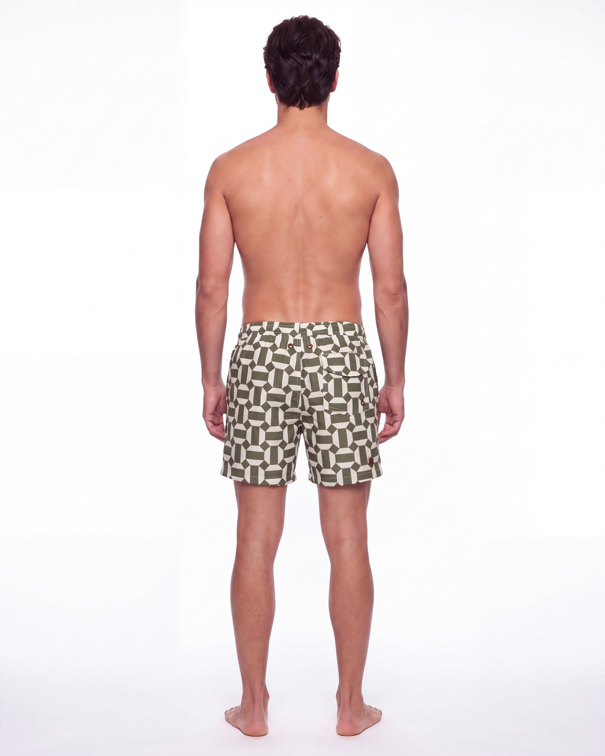 Hombre con pantaloneta de baño IBIZA verde oliva con teselas entrelazadas, de espaldas