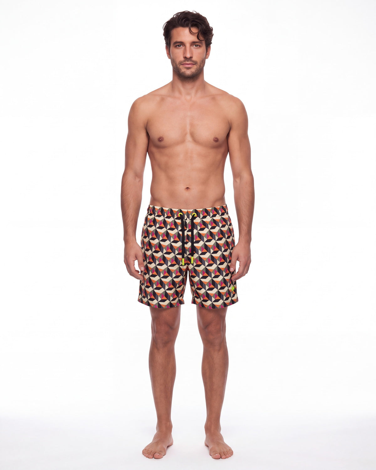 Hombre con pantaloneta de baño LOS CABOS crema con caleidoscopio de triángulos, de frente