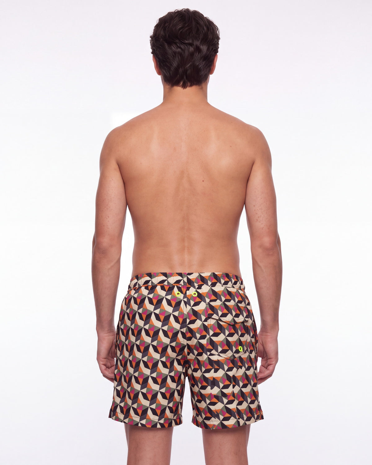 Hombre con pantaloneta de baño LOS CABOS crema con caleidoscopio de triángulos, de espaldas