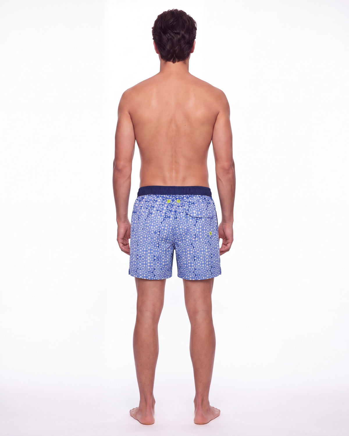 Hombre con pantaloneta de baño LOS ROQUES azul brillante con micro-mosaico blanco, de espaldas