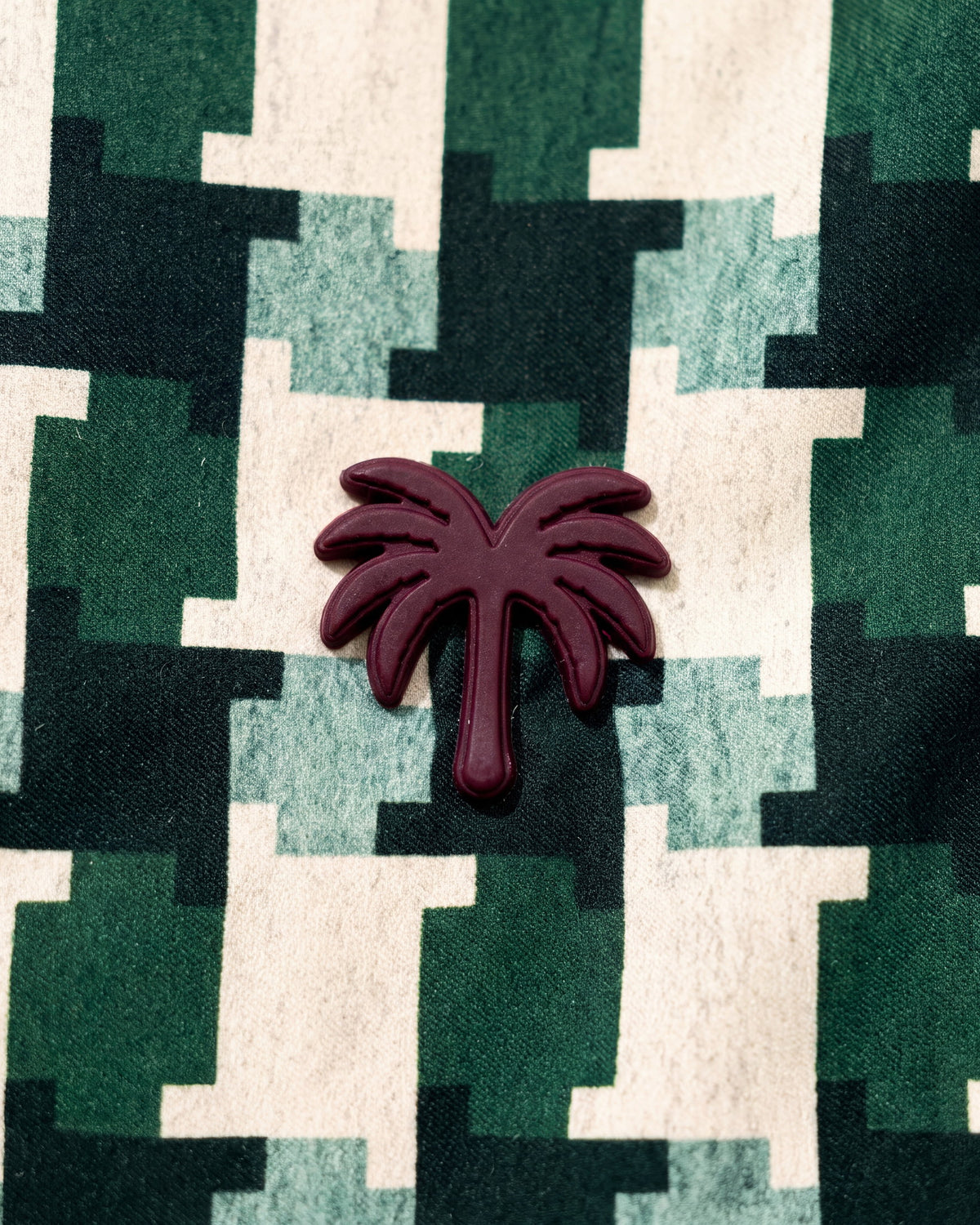 Aplique metálico de palmera en la pantaloneta de baño MACARELA