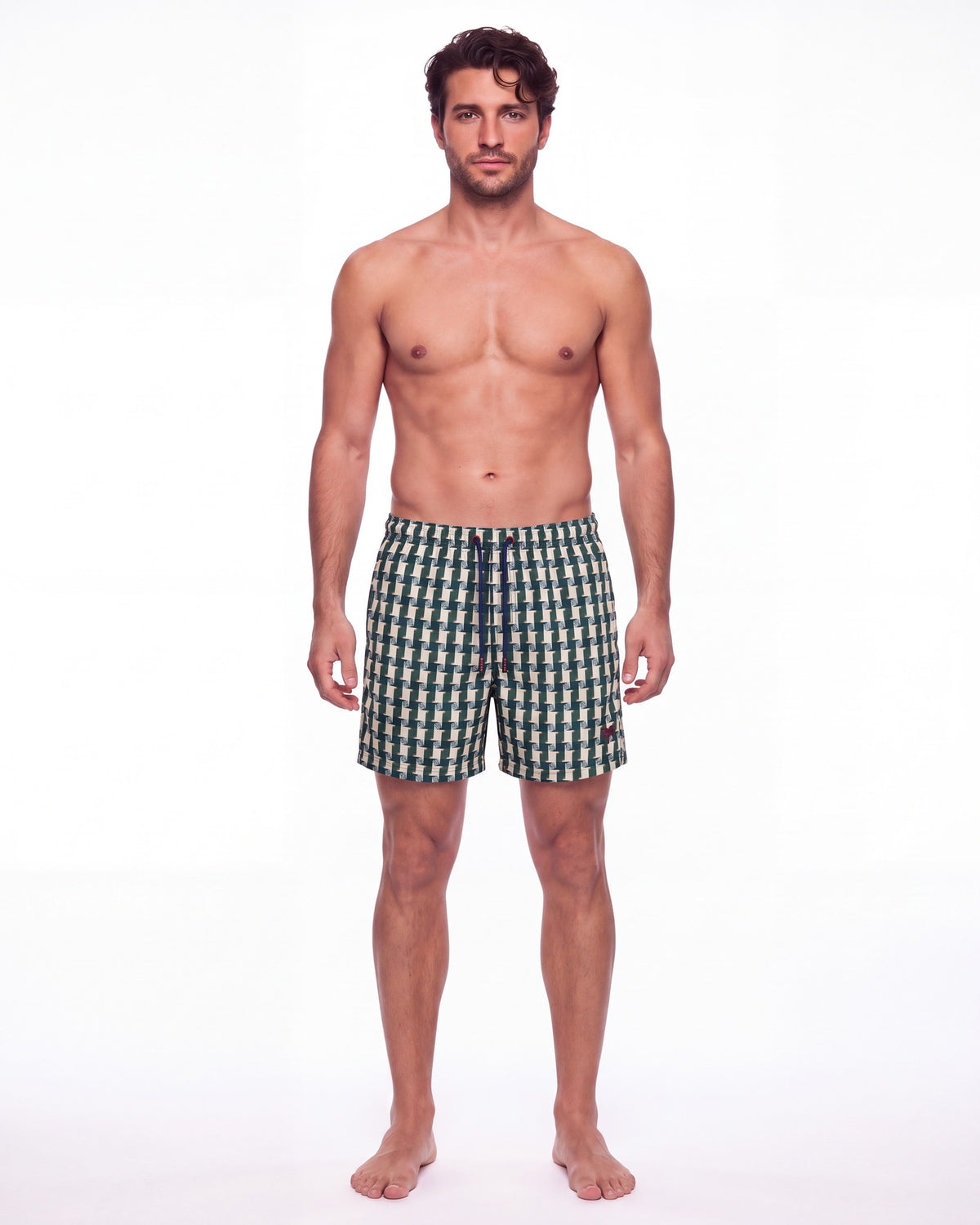 Hombre con pantaloneta de baño MACARELA verde y crema con trenzado de cestería, de frente