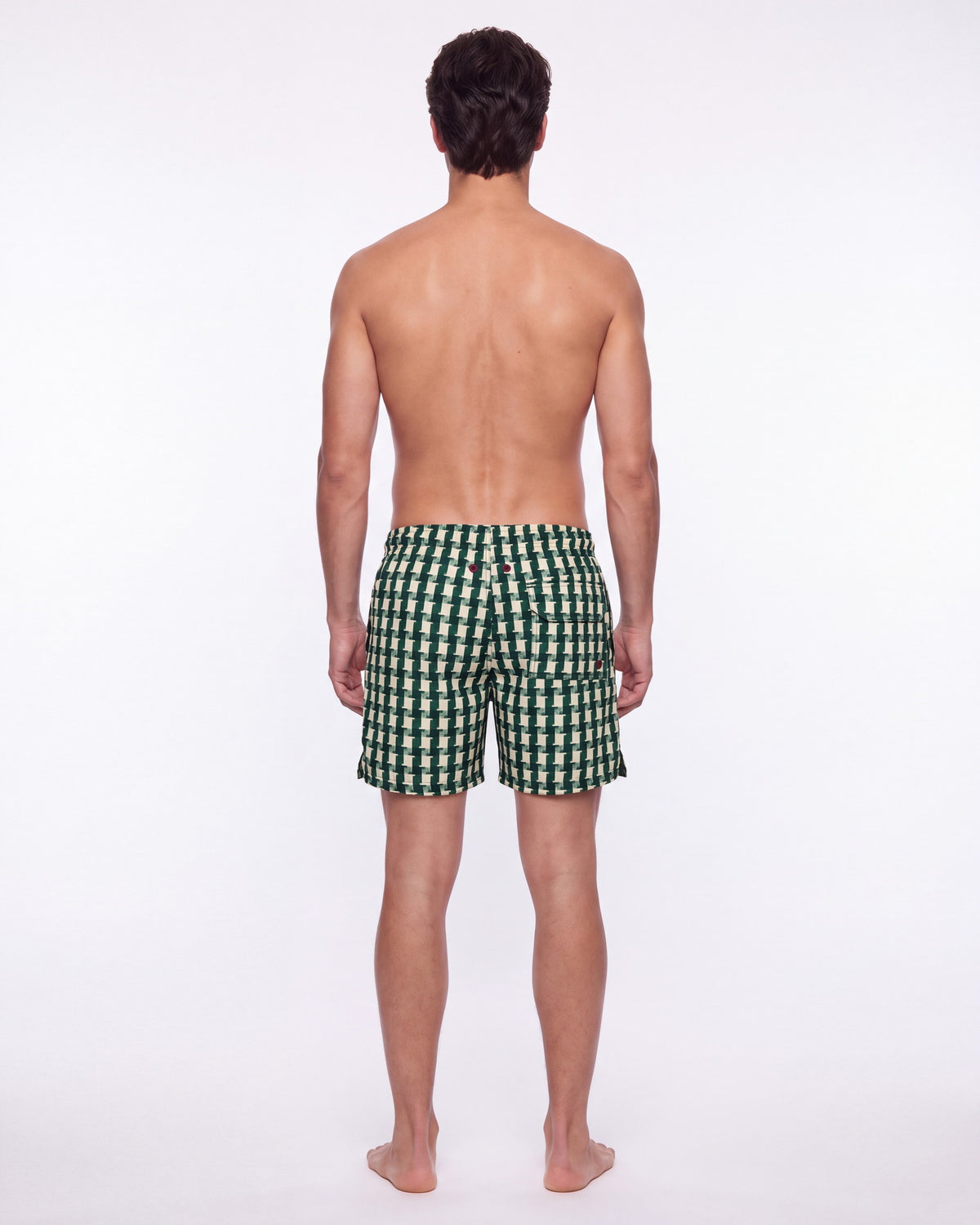Hombre con pantaloneta de baño MACARELA verde y crema con trenzado de cestería, de espaldas